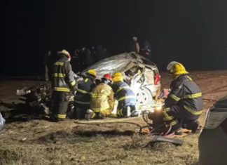 Video: dos adolescentes quedaron gravemente heridos tras un brutal choque entre una moto y un auto en La Plata