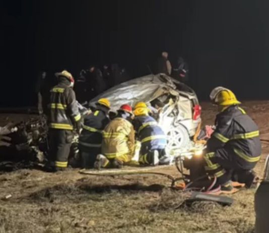 Video: dos adolescentes quedaron gravemente heridos tras un brutal choque entre una moto y un auto en La Plata