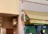 Video: hacía maniobras peligrosas con la moto, realizó un “wheelie” sobre la vereda y lo subió a las redes