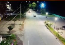 Video: un motociclista voló por el aire tras ser embestido por un automovilista ebrio que dobló en “U” en Ensenada